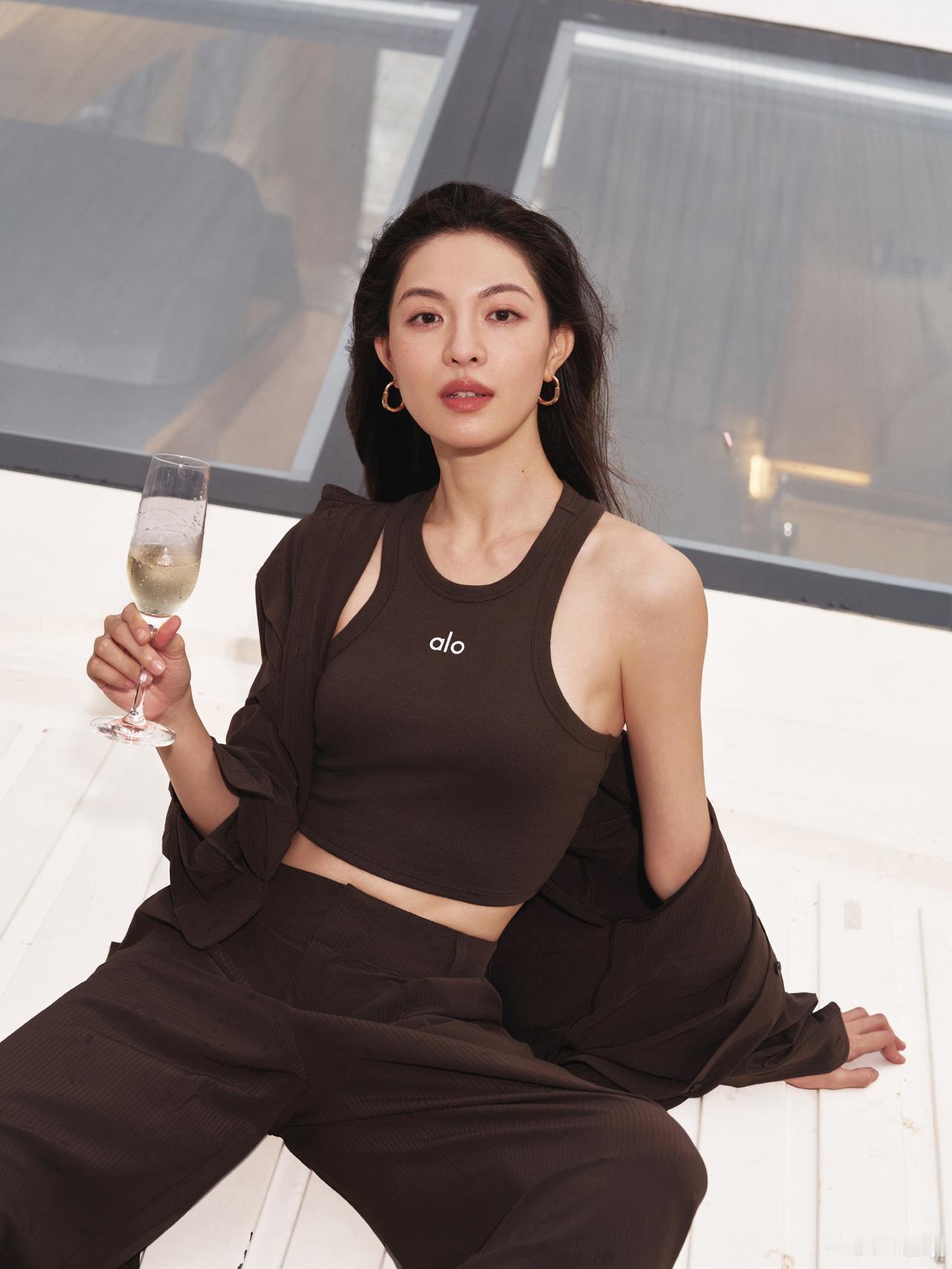 今日份 look 完美搭配又酷又美又爱运动的小钟🤎
钟楚曦