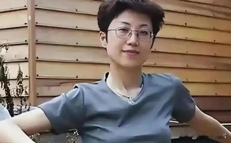 她持美国绿卡带着丈夫和5岁儿子回国探亲，返程在北京首都机场准备离境时，被国家安全