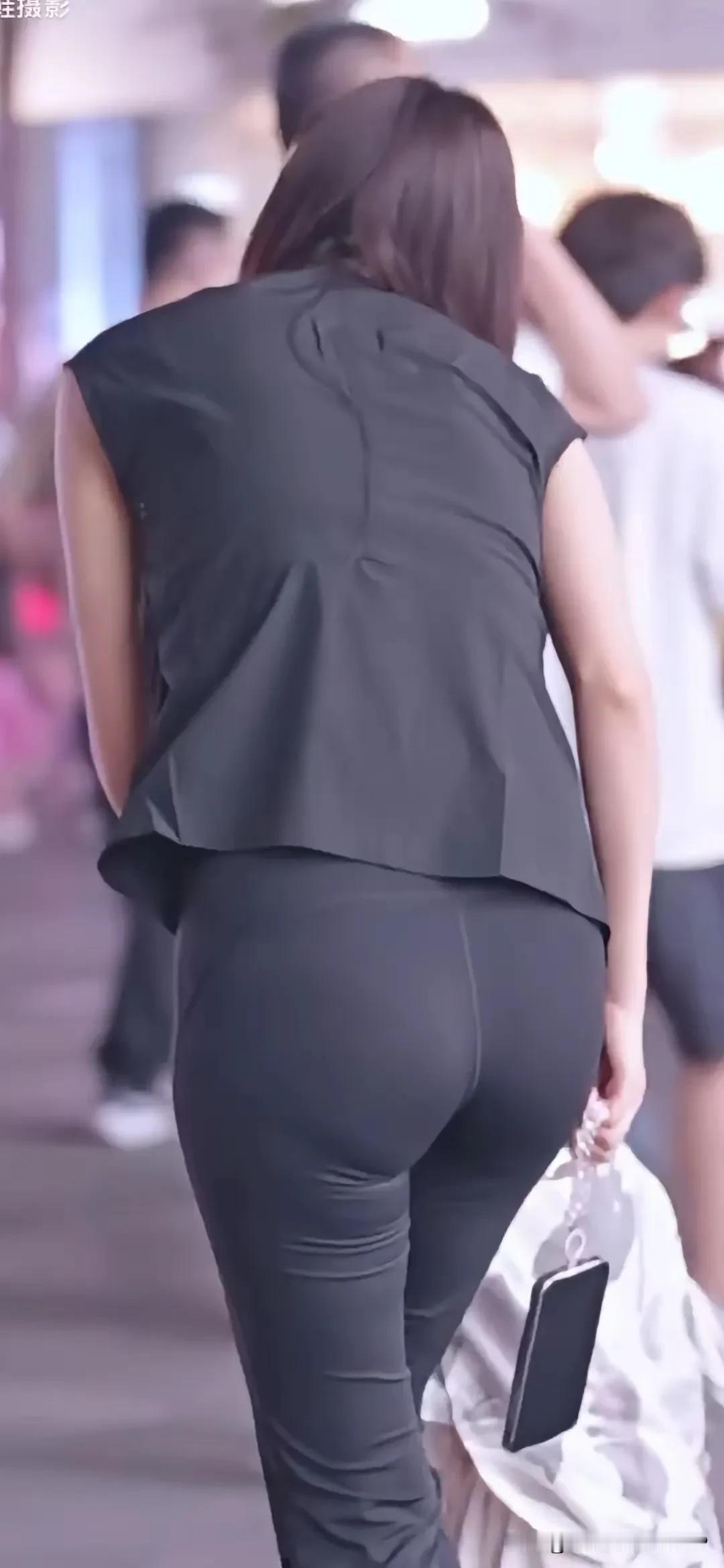 腰细臀翘美，裤装显娇容。