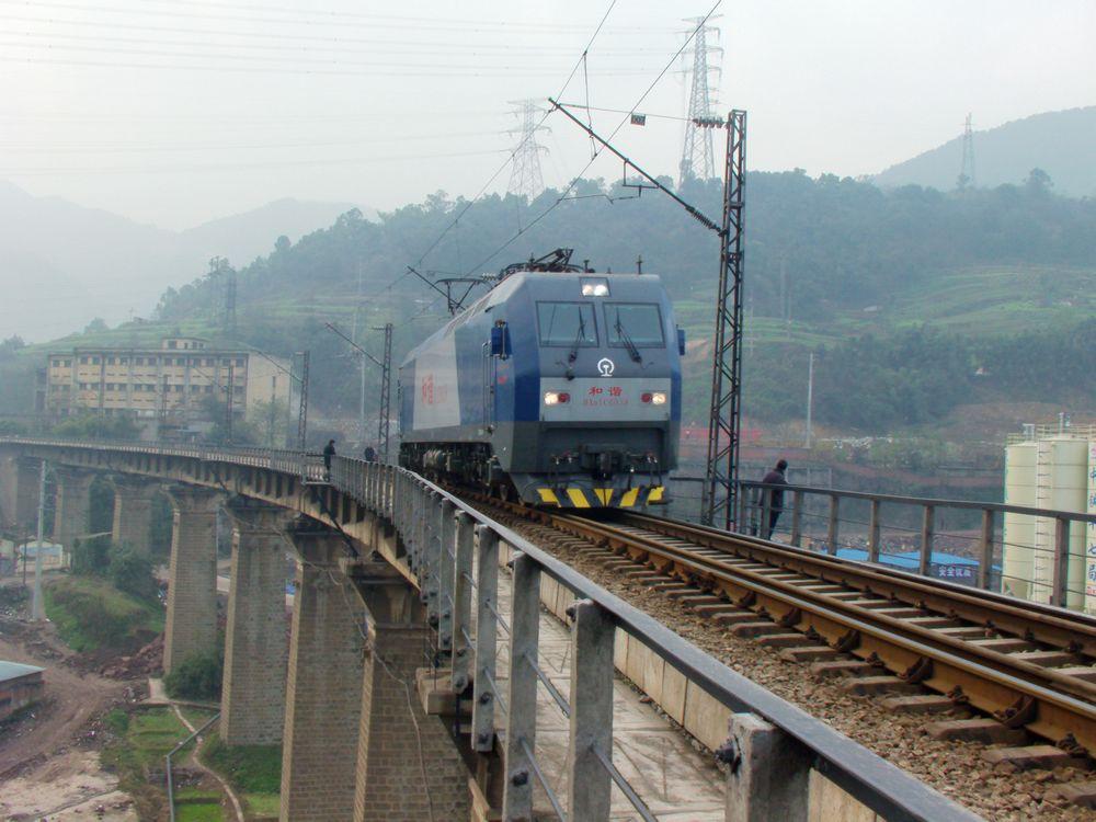 2011年1月，一台和谐1C型电力机车通过梨树湾大桥，重庆机务段是2009年秋季