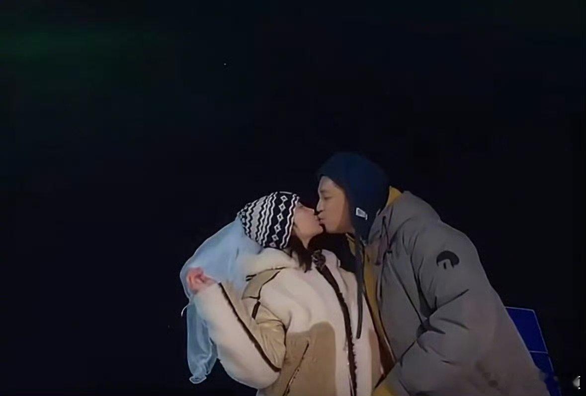 马頔玩儿起浪漫是真行马頔李纯应了那句我浪漫我旅行 马頔李纯的极光之旅，藏着头纱的