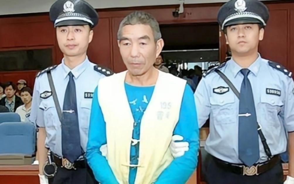 2012年那会儿，云南晋宁县有个冷库，推开门一股寒气扑面而来。屋顶横梁上吊着一排