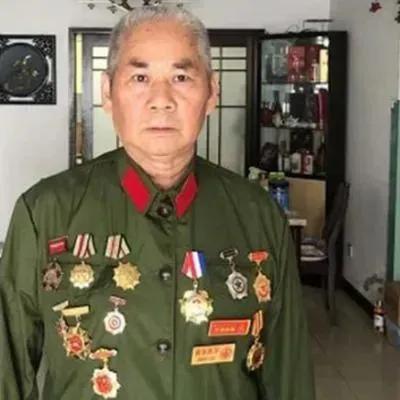 1979年，我军边防战士巡逻时，无意间发现了一个手脚溃烂的人，而且他还随身携带有