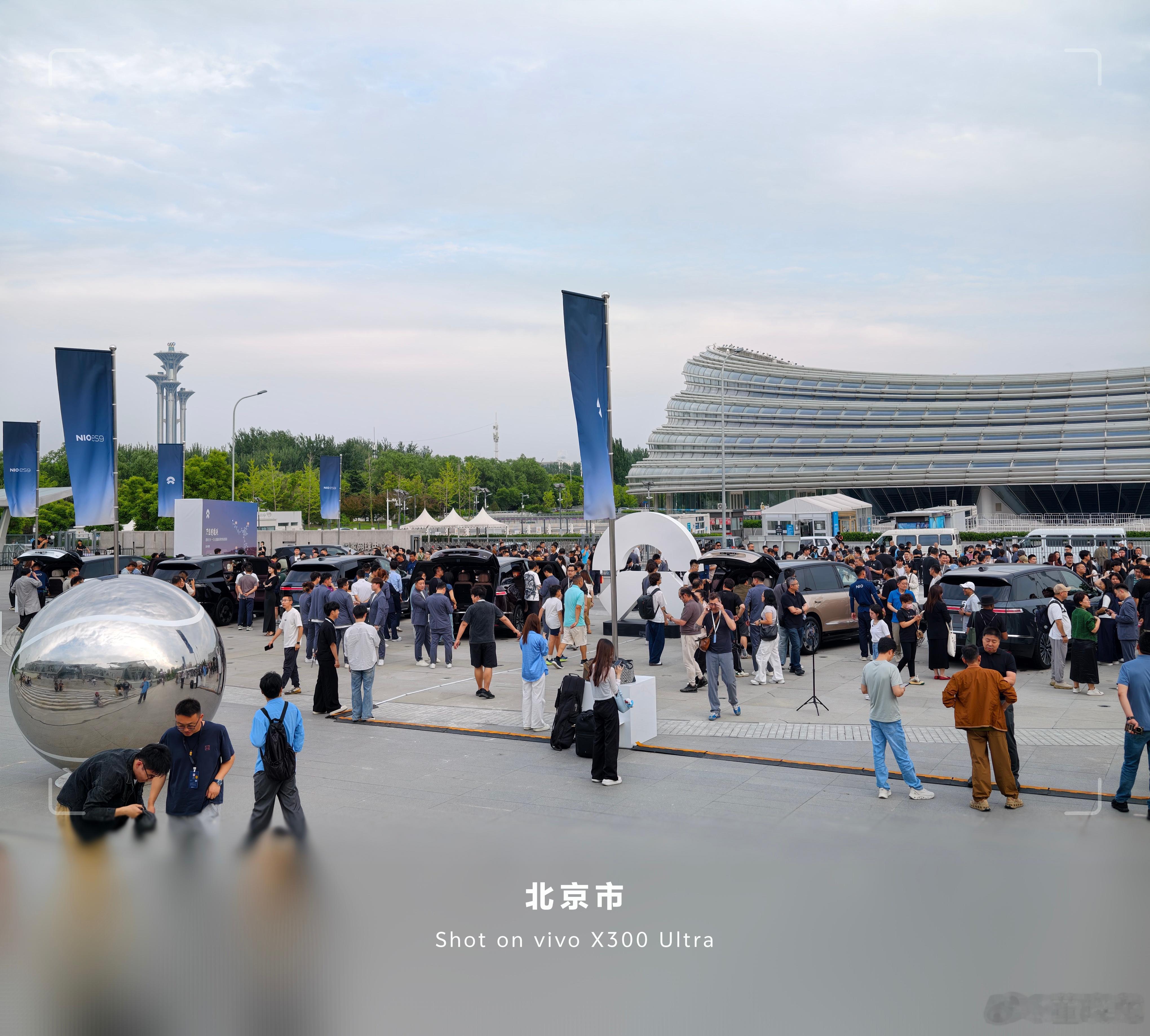 转场到蔚来 es9 发布会现场，人山人海。预售价整车 52.8 万起，你们猜正式
