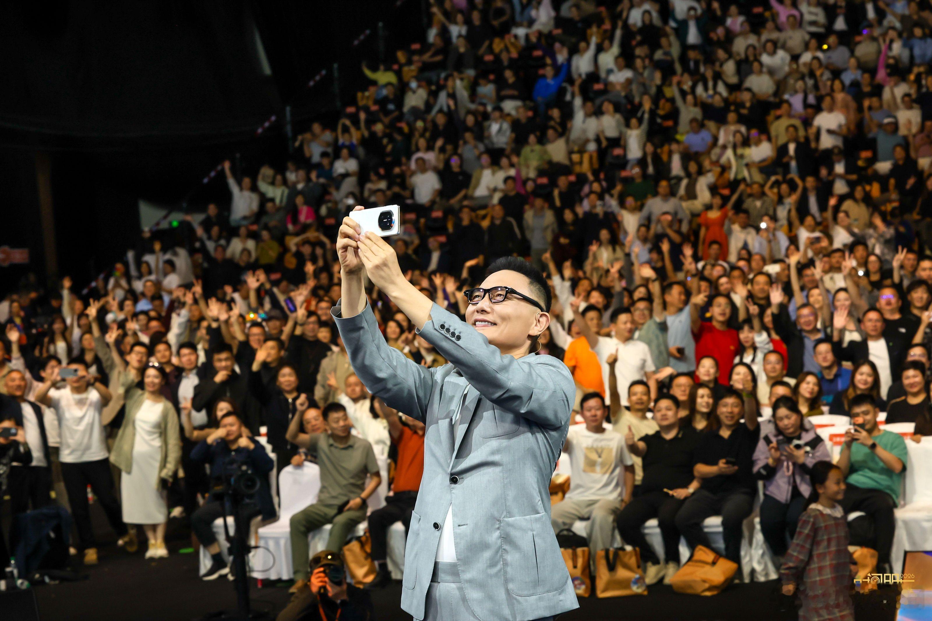 让AI规划了一份三亚旅游攻略罗振宇新年大合照没迟必到看完跨年演讲被那句“手握云锦