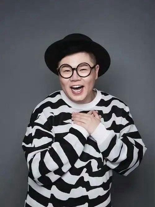 前湖南台主持人方家翊公开整容动鼻子，以前胖胖的样子还挺喜庆，其实只要瘦瘦身会变帅