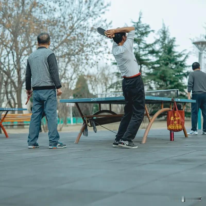 早上天一亮就醒，简单收拾一下就去公园打乒乓球。空气凉丝丝的，吹在脸上特别清爽，树