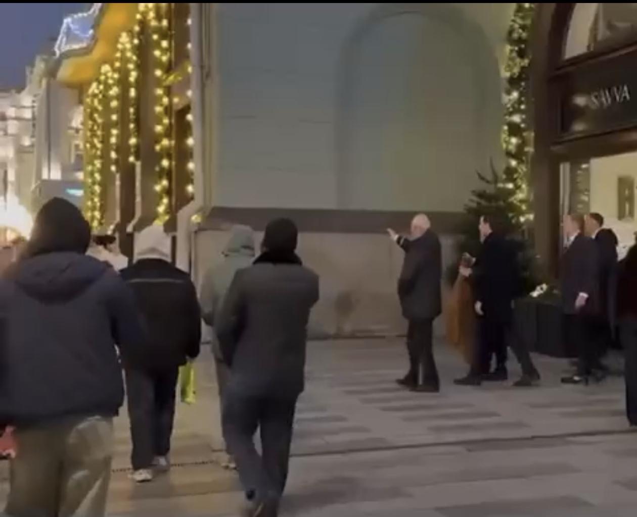 【俄特使在米其林餐厅宴请威特科夫和特朗普的女婿库什纳】

美国特使史蒂夫·威特科