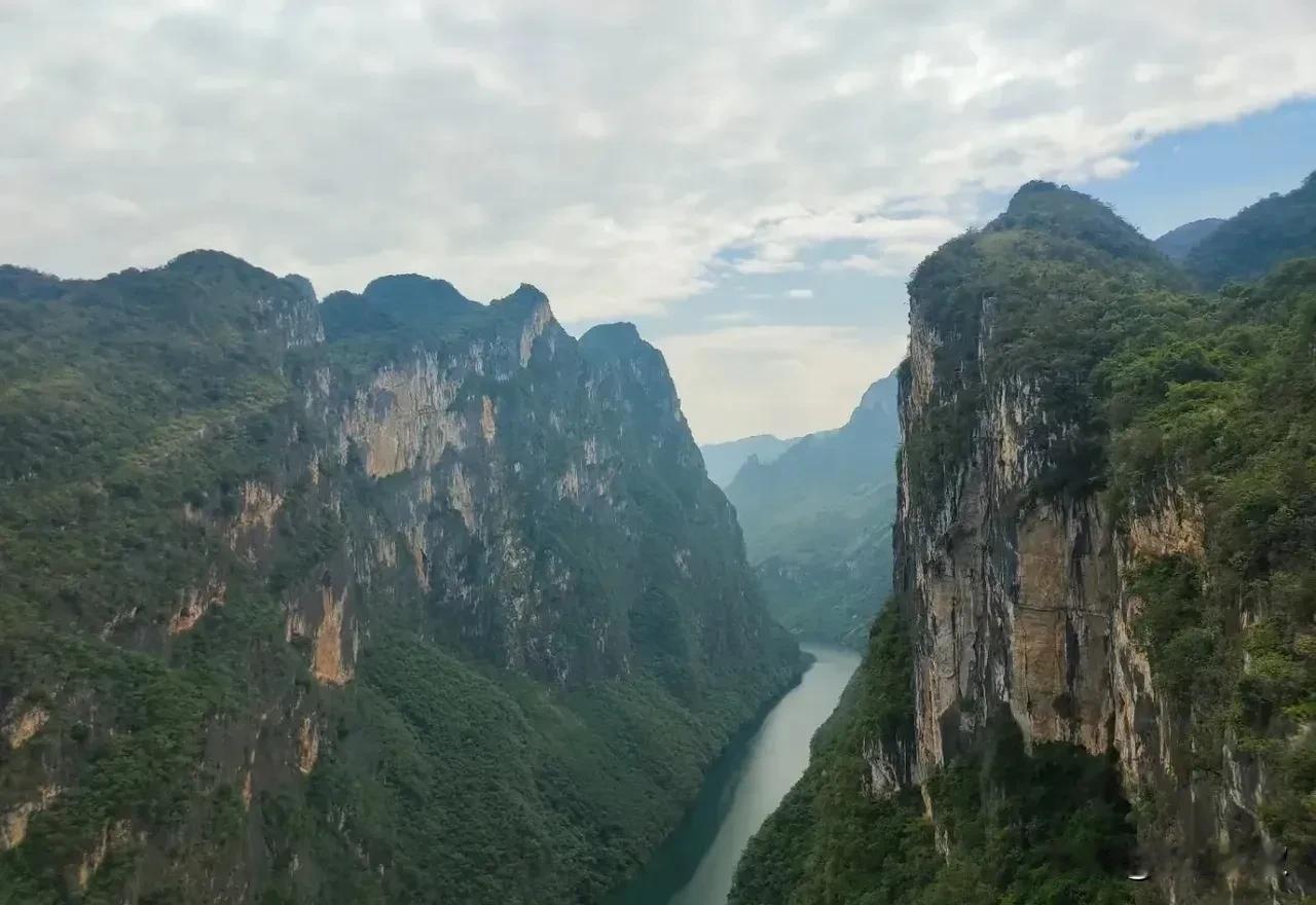 任何关系走到最后，不过是相识一场，有心者有所累,无心者无所谓，情出自愿，不谈亏欠