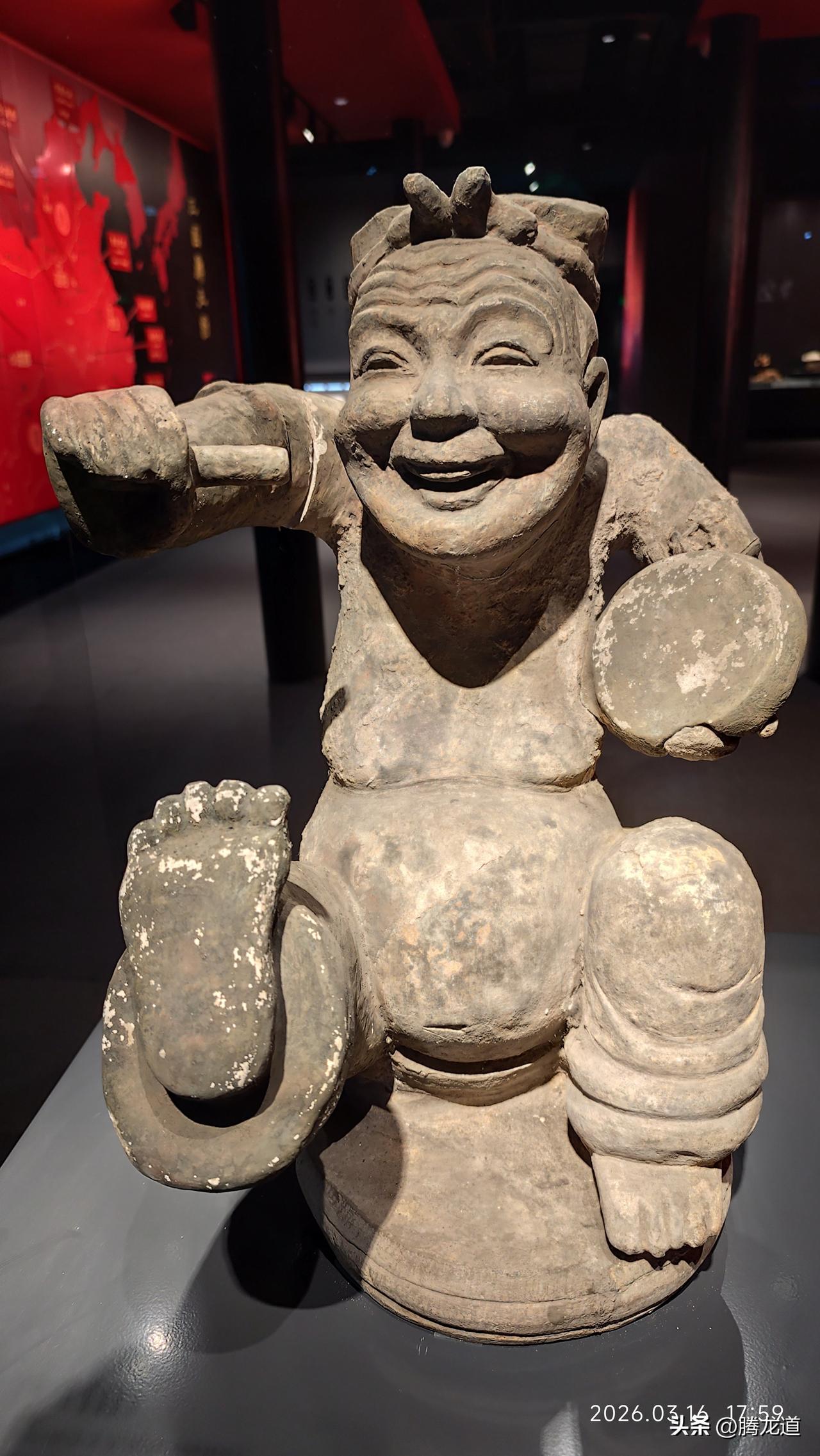 成都武候祠博物馆珍藏，出土于汉代灰陶说书侯。
