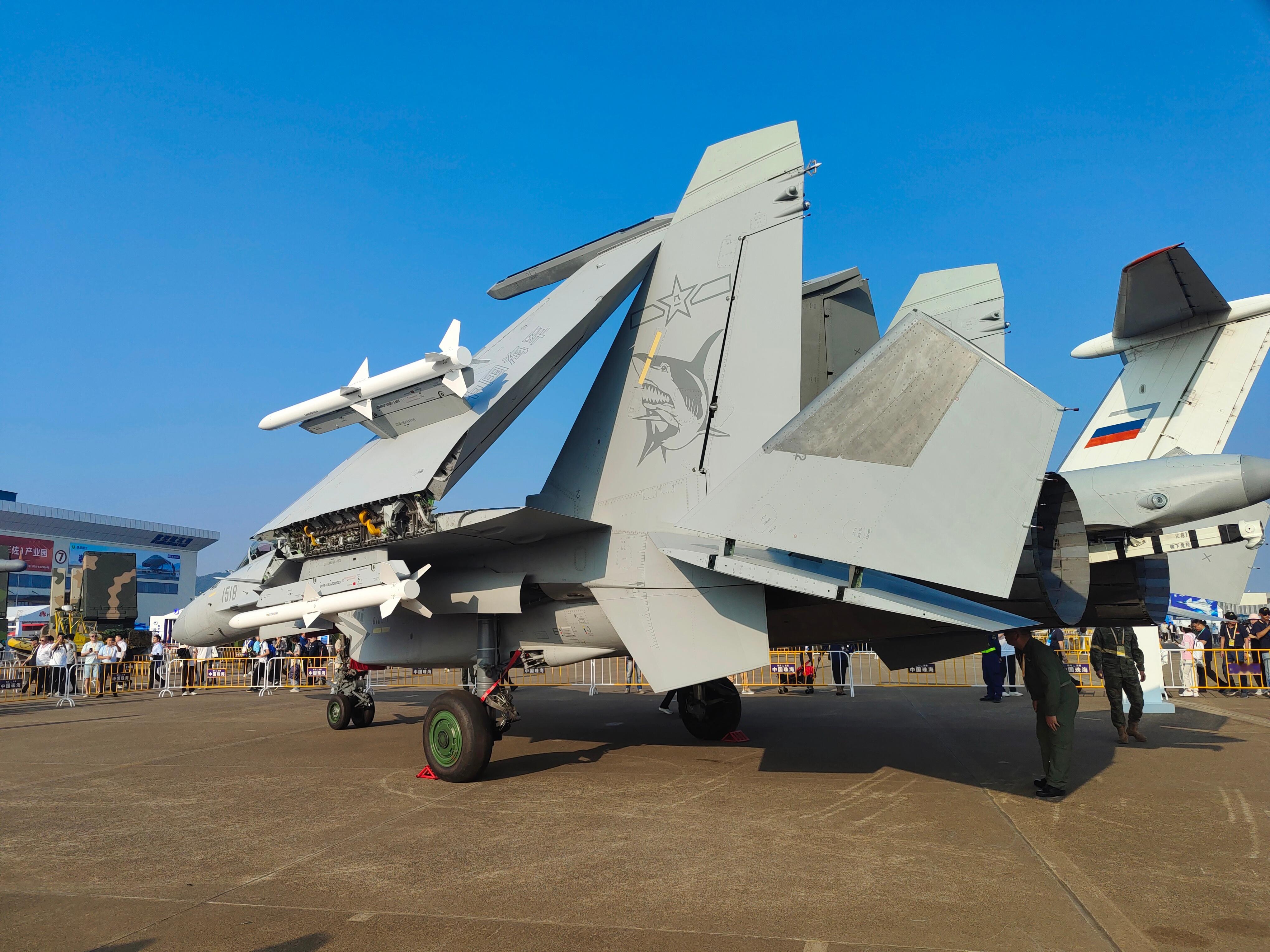 歼-15T是歼-15“飞鲨”的弹射型号，在2024年的中国航展上，首次公开亮相。