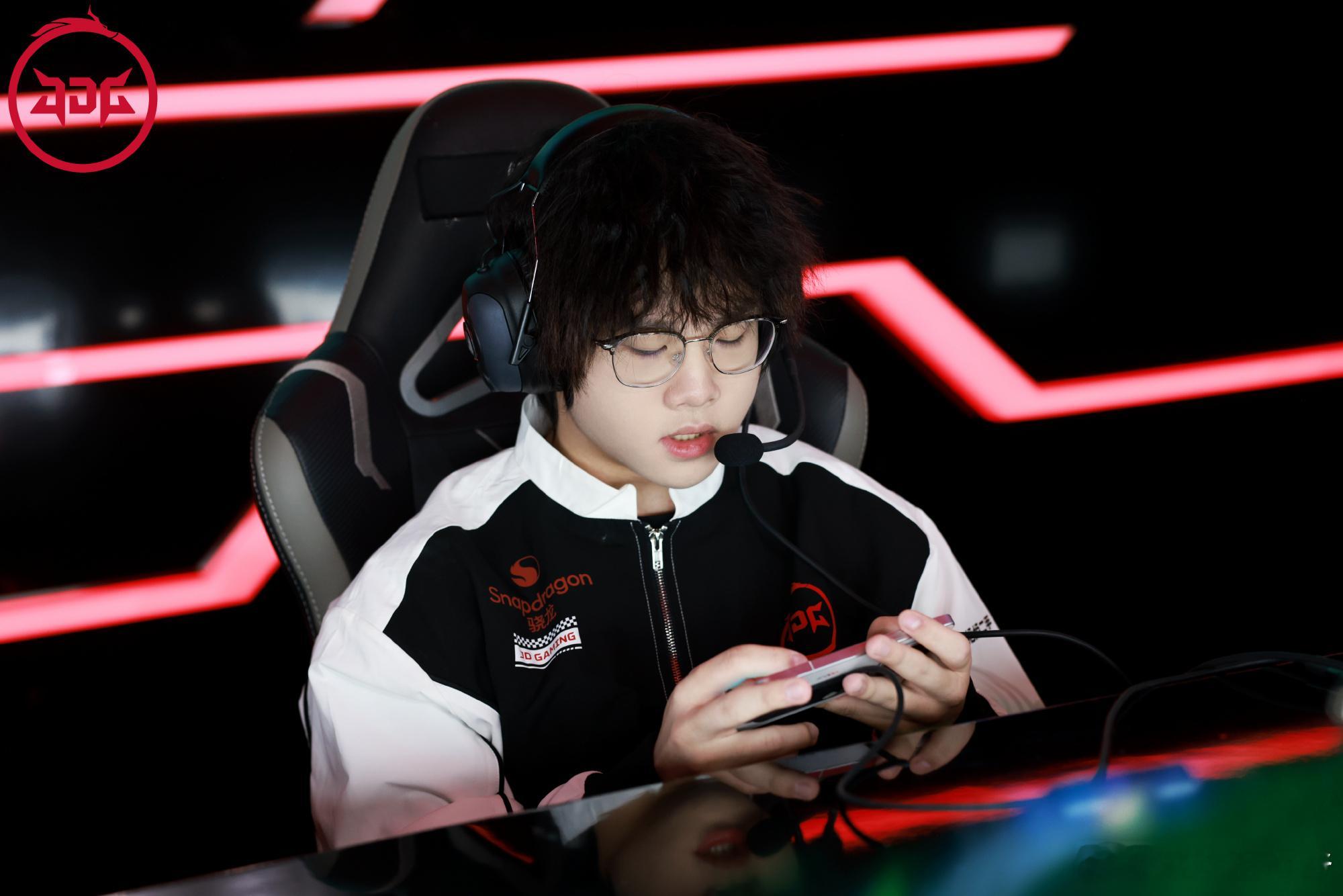 JDG锁季后赛胜者组S组竞争白热化，JDG突出重围锁定胜者组！每一场胜利都来之不