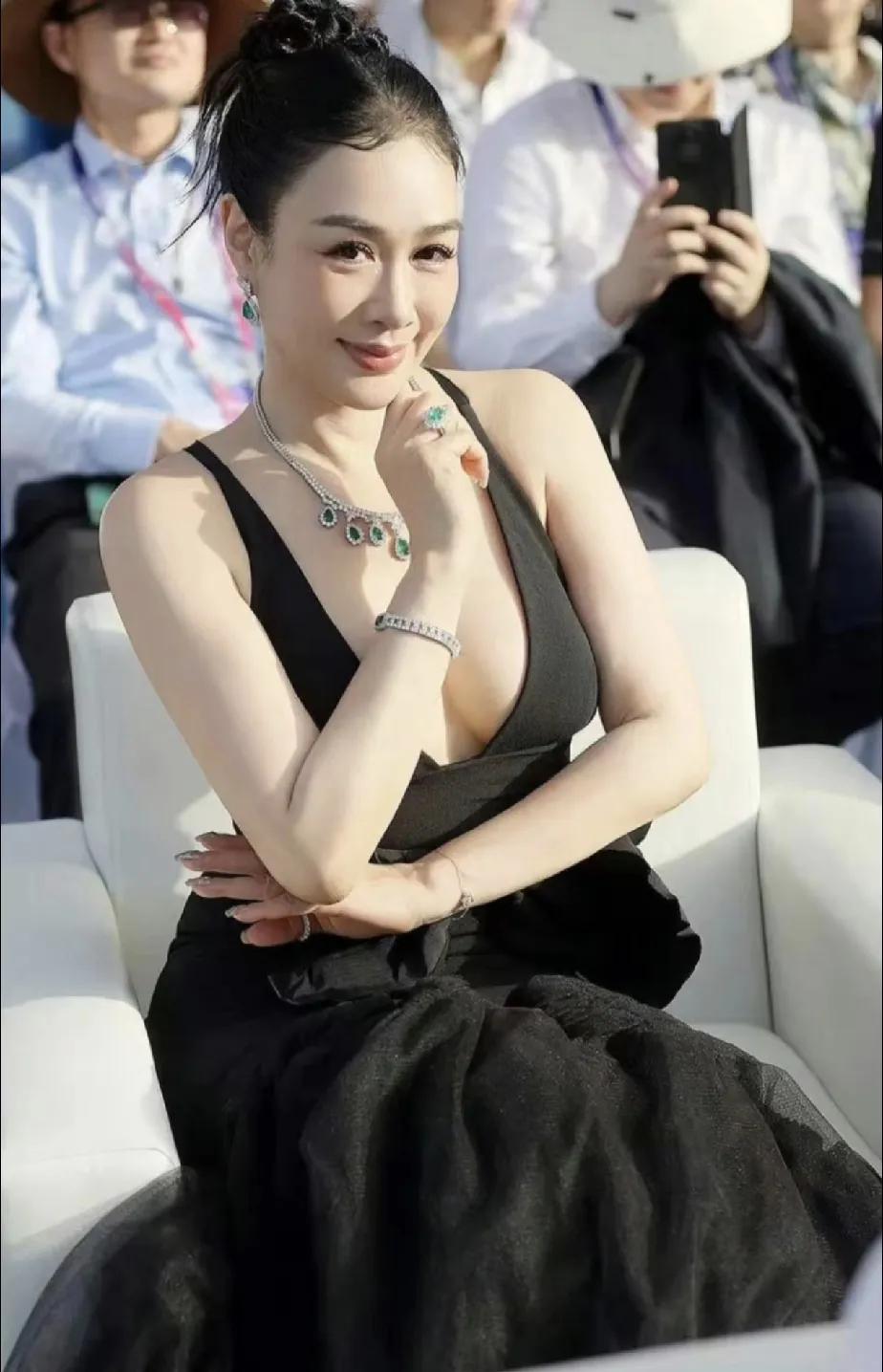 家有贤妻，
张伦硕真是幸福啊！[赞][灵光一闪]