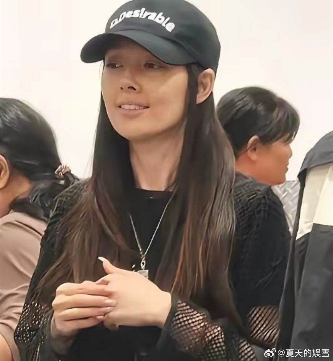 纳尼！郭碧婷不化妆的样子，还挺吓人的。脸上一点气血都没有。脸颊都瘦得凹陷了。看来