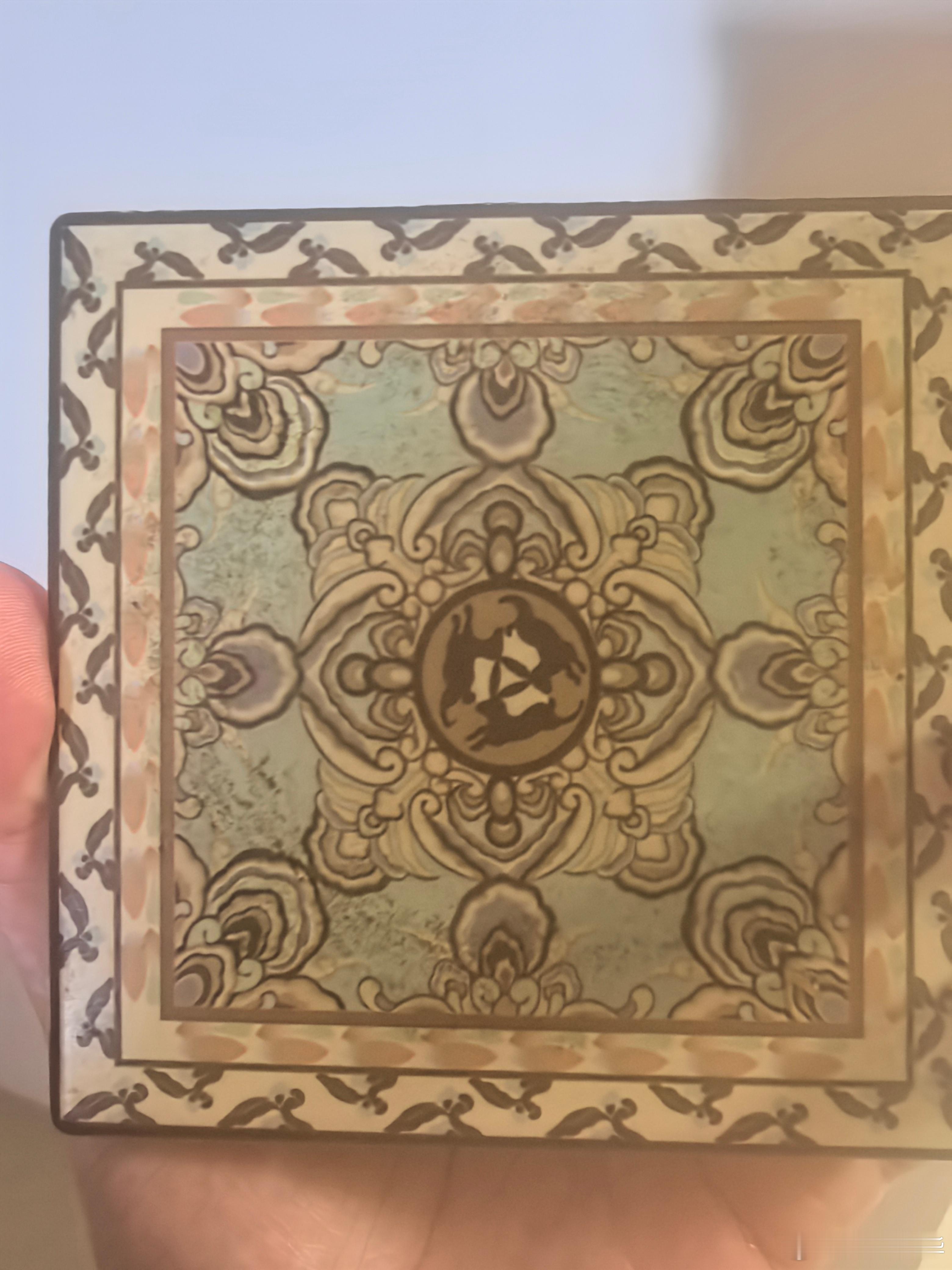 LV在中国疯狂打官司看了一眼敦煌的文创，好怕LV会告，还好不在苏州。LV还买了一