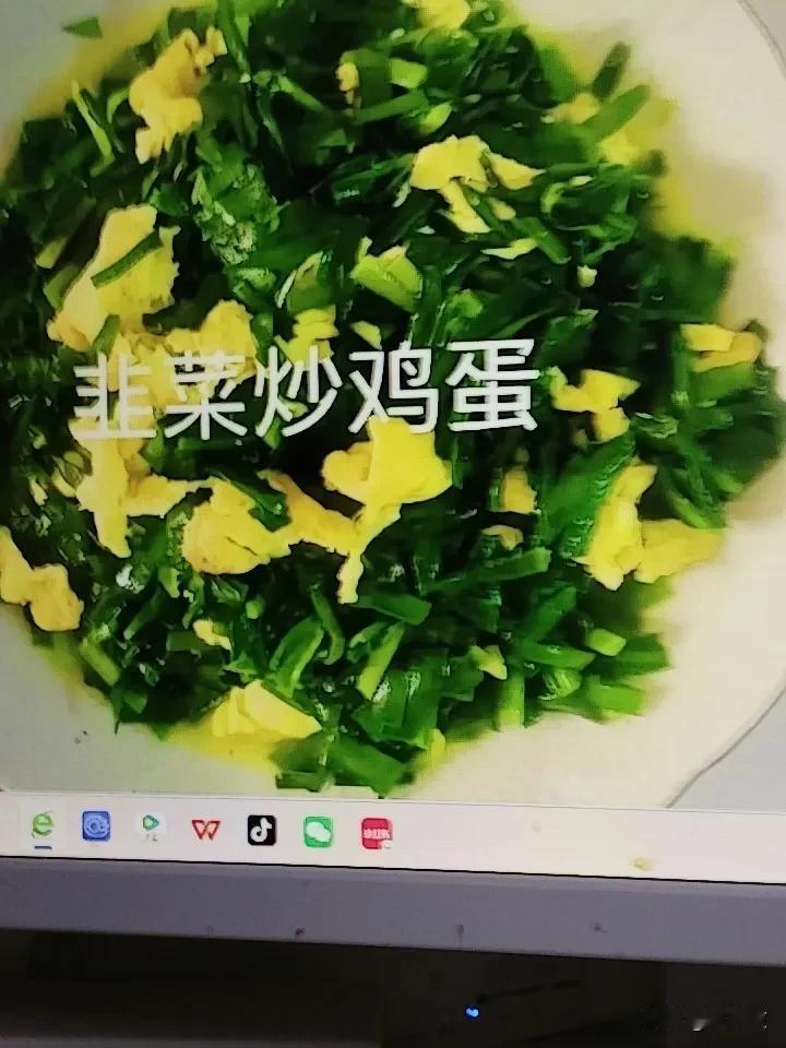 韭菜炒鸡蛋，简直是餐桌上的经典！我超爱这道菜，做法简单还鲜香下饭。
先把韭菜洗净