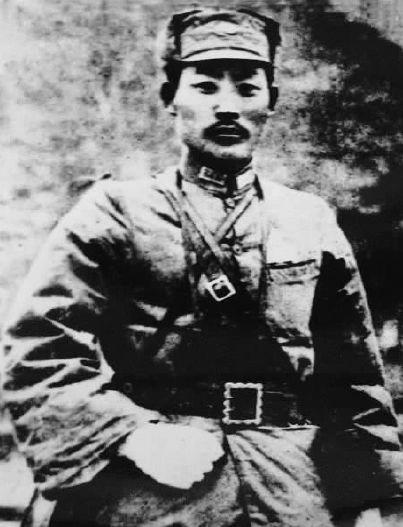 1933年，日军进犯长城要塞喜峰口，29军军长宋哲元任命赵登禹为前敌总指挥，死守