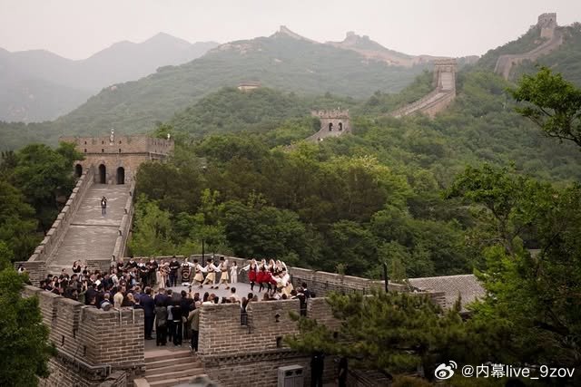 武契奇到访长城并在好汉碑前合影留念。 