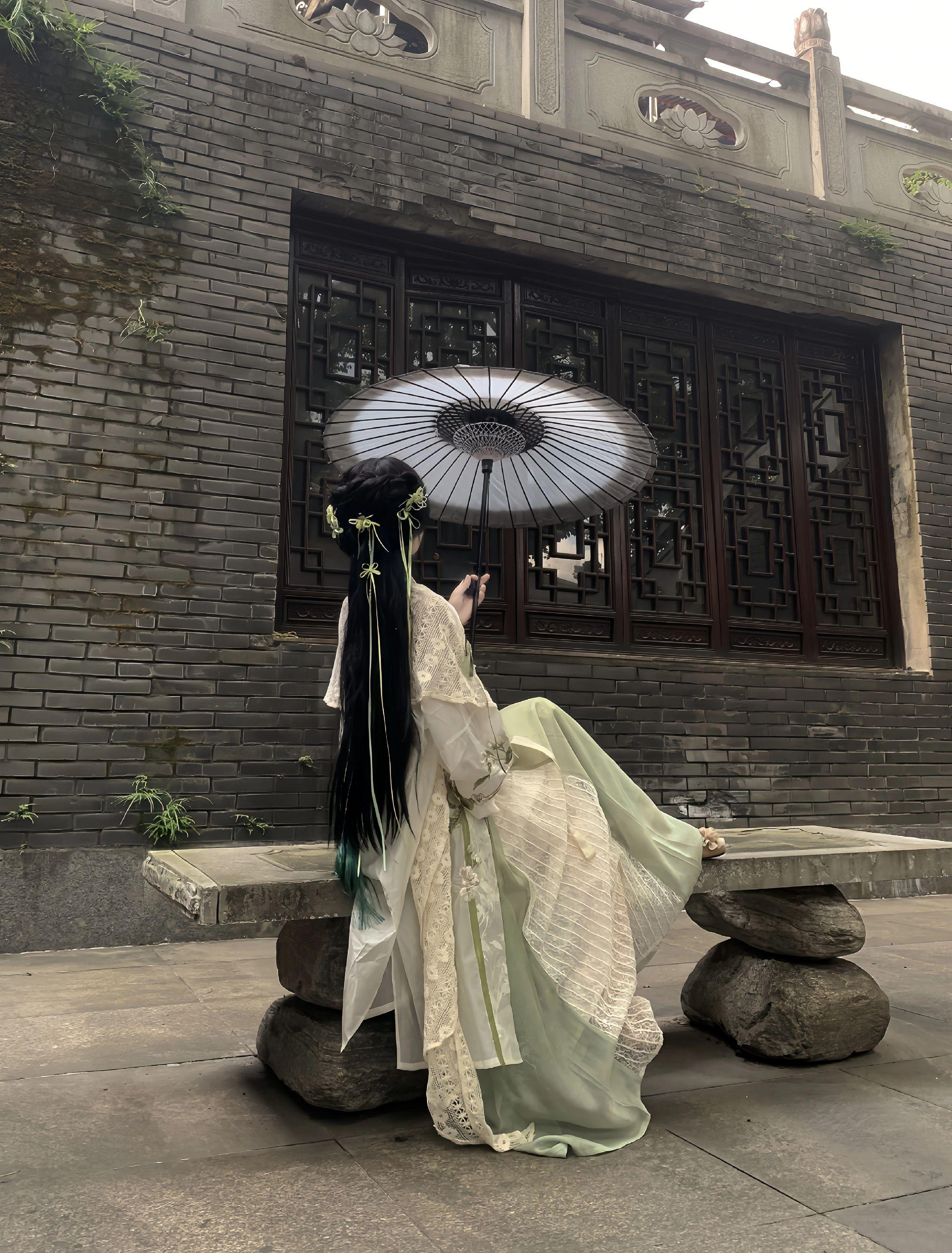 “烟雨入江南，山水如墨染”