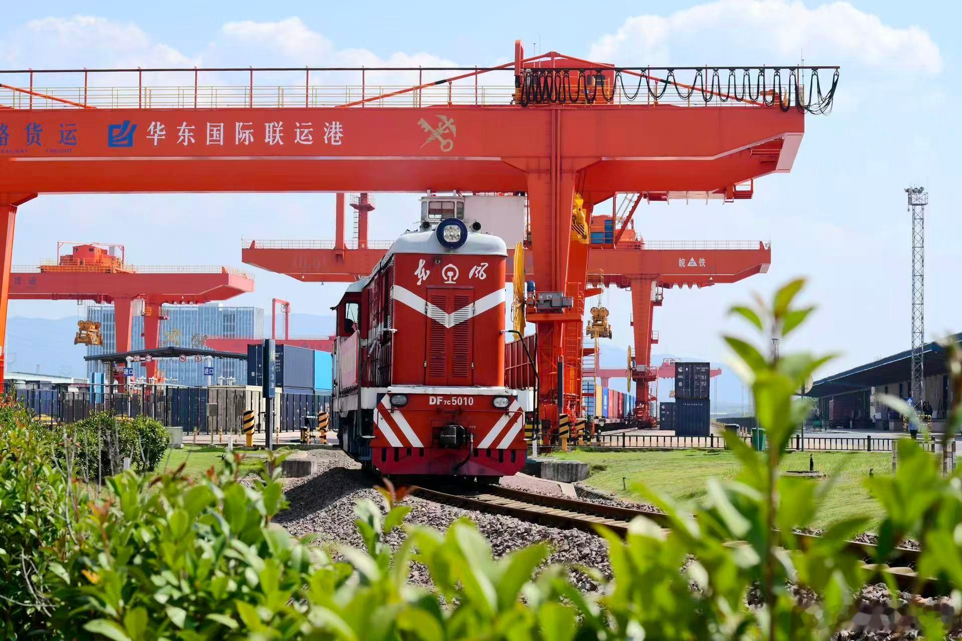 【前5月义新欧中欧班列出口集装箱超7万标箱】国铁微闻 6月8日，一列满载机械设备