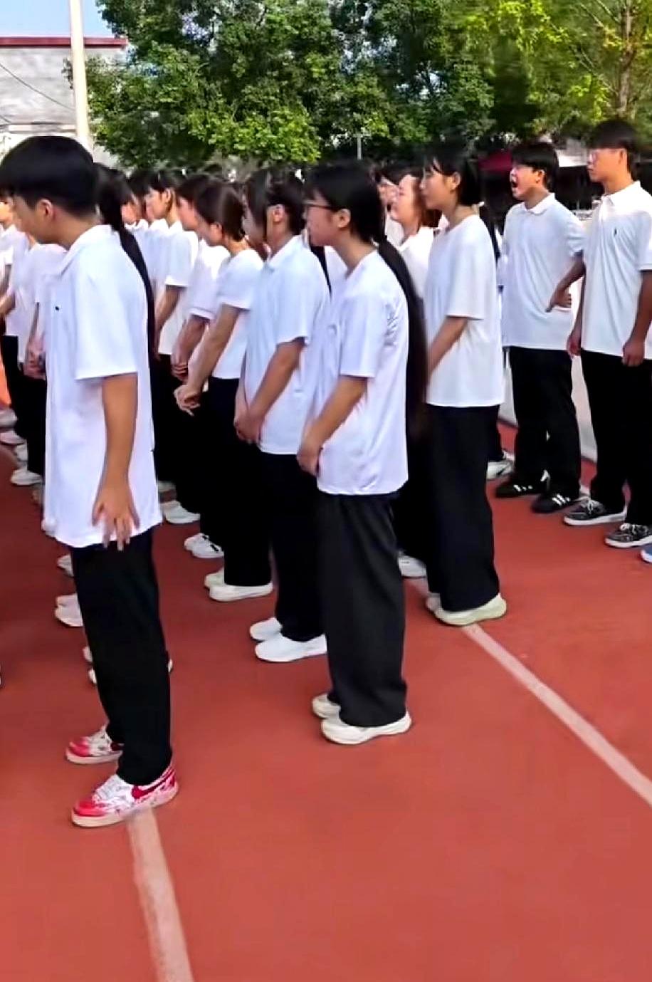 操场热浪翻滚时，某博主拍下的军训队列让人一怔，口号震天，姿态却塌着肩、含着胸，正