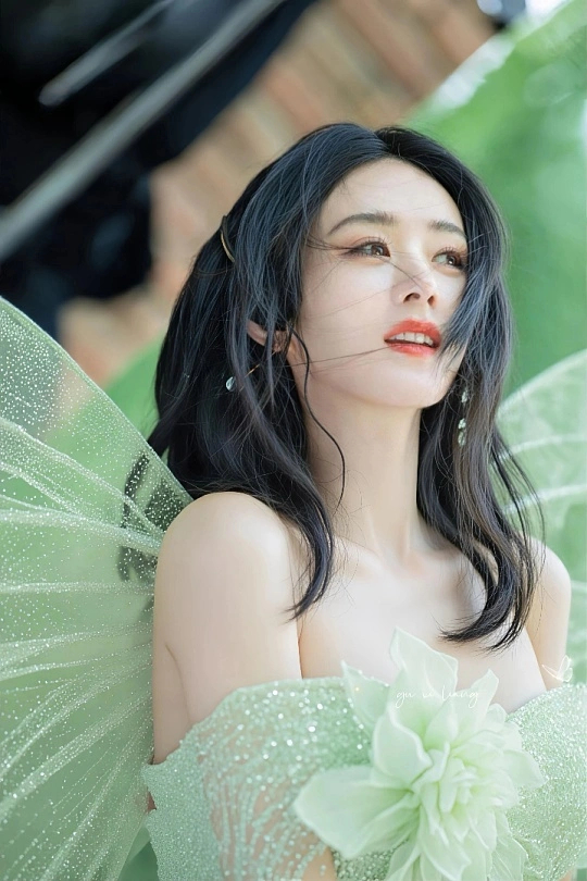 赵丽颖小城大事官宣定档《小城大事》官宣定档1月10日堪称开年王炸，直接拉满全网期