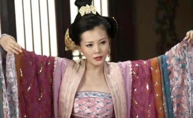 公元前188年，年仅24岁的汉惠帝突然驾崩。左丞相陈平十分悲痛，突然有人拍了拍他