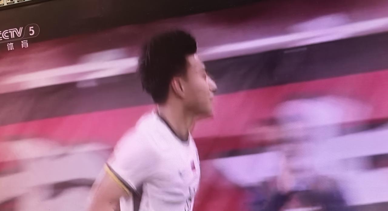 西安四国青年足球赛中国u23队～越南U23队
    在比赛进行到近40分钟时，