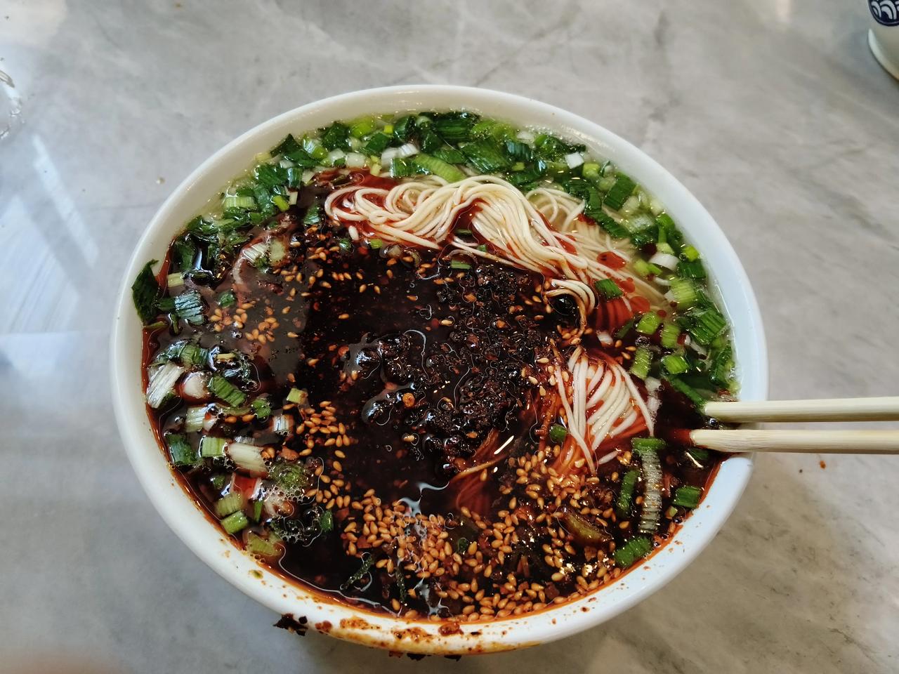 能看一下一碗6块钱的牛肉面怎么样？是不是看起来很有食欲，一份大面量也很大。
兰州