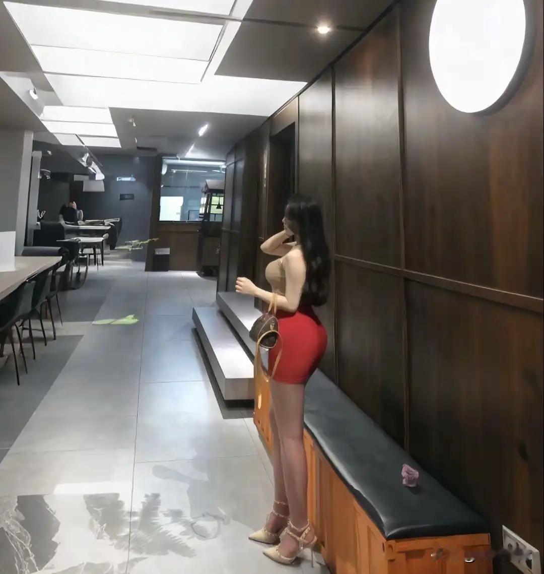 红袖添香夜，独坐思佳人。