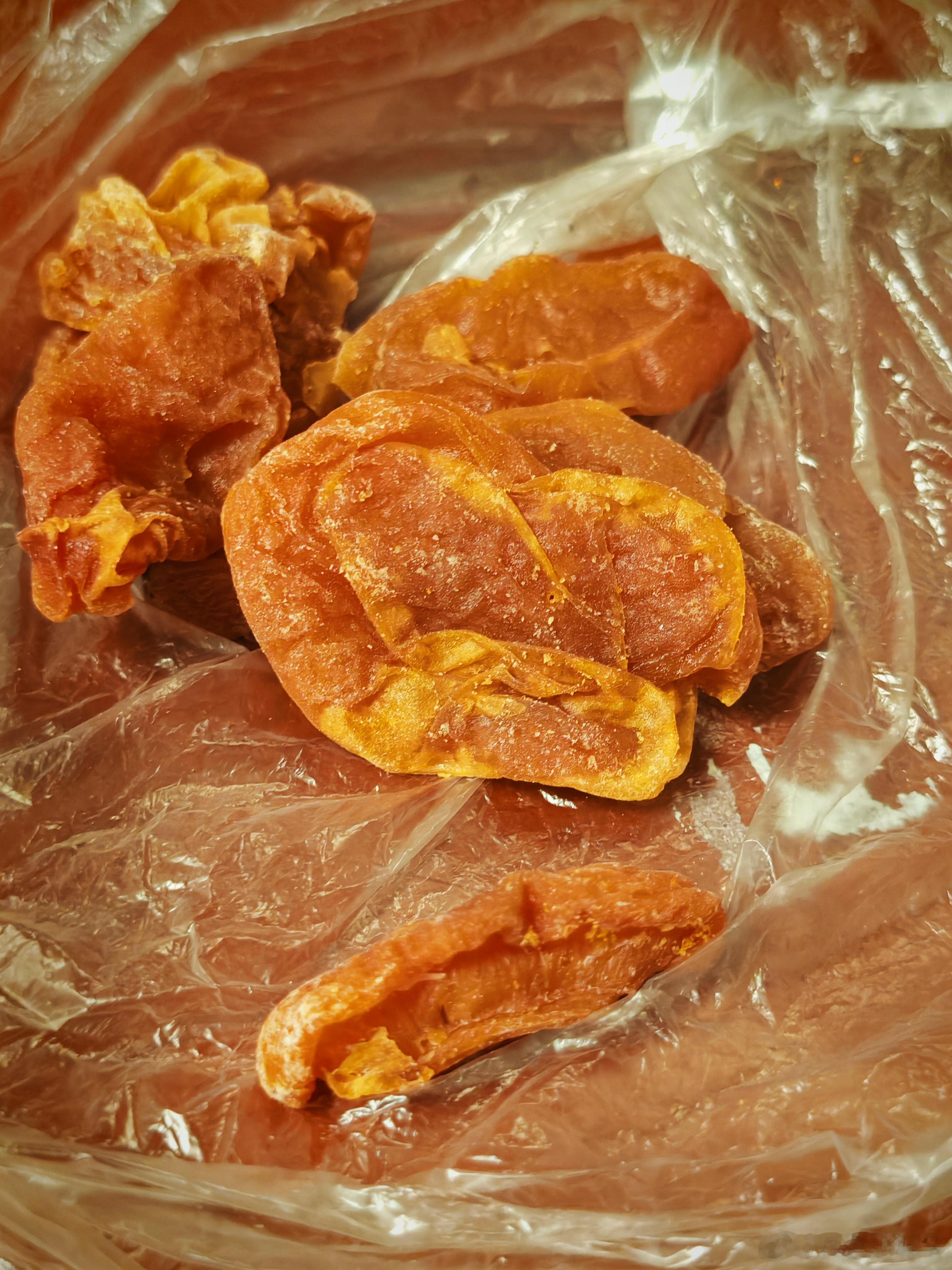 我们自己家种的杏做出来的杏干，还挺好吃的