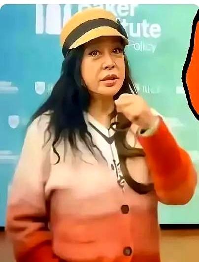 他砸出三千万现金那天，整个包厢的水晶灯都在晃。三个女人同时笑了。
 
穿红裙的那