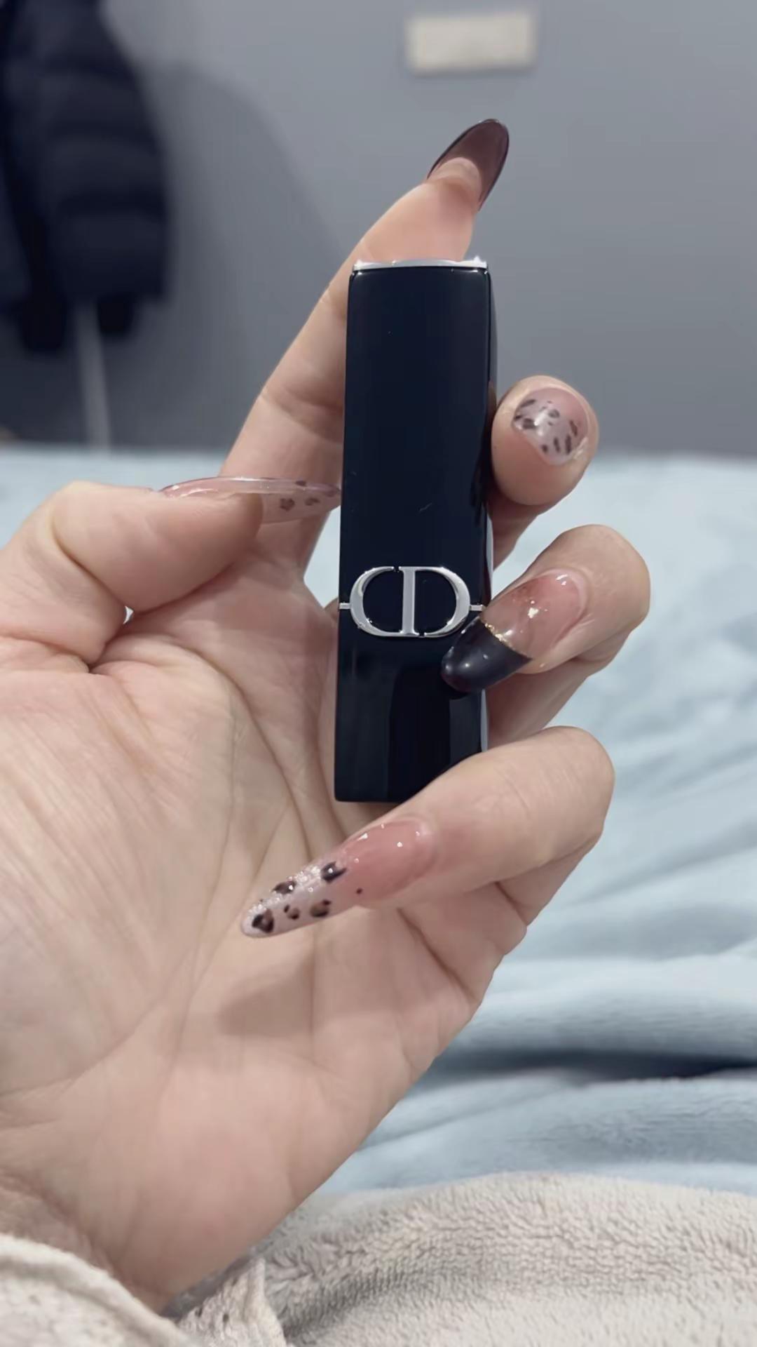 当然要显摆呀，来自于吴先生冬天送的第一支口红就算你是朵难养的花，对你用心的人，依