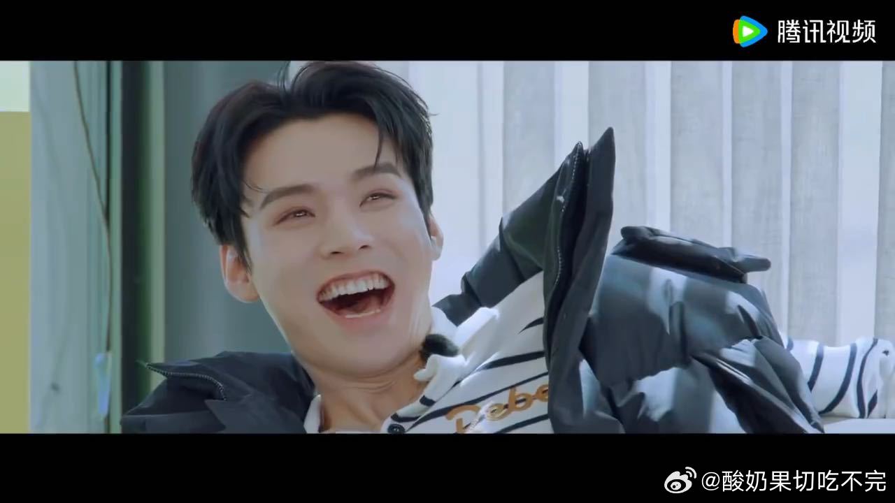 林一对周也说我唱歌比你好听林一周也还没原谅现偶吗 周也耳朵都准备好了，林一贴过去