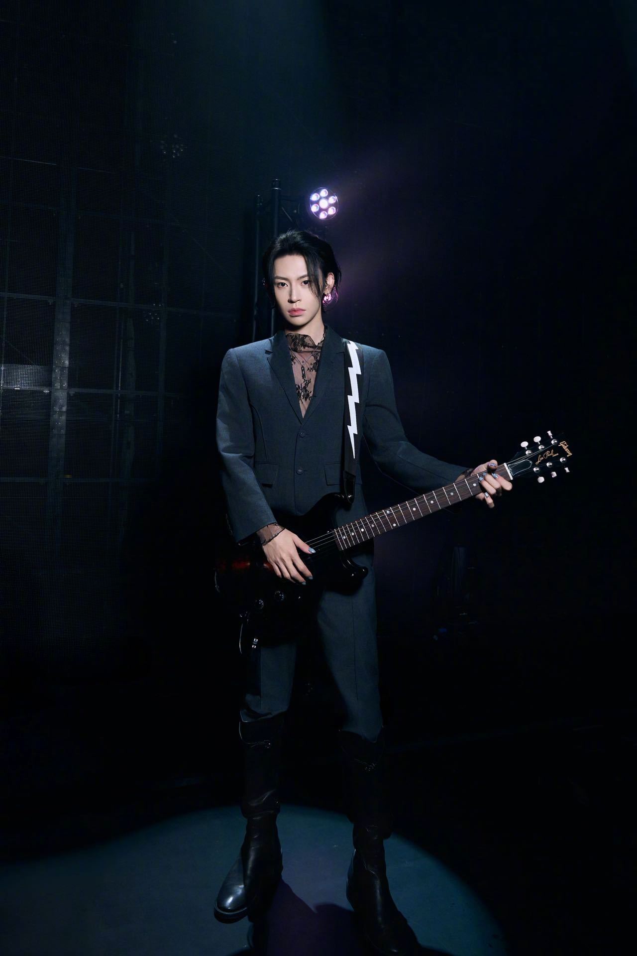 小鬼海外巡演新专首唱 小鬼王琳凯海外巡演 舞台已经就位，吉隆坡站如约开启。这一晚