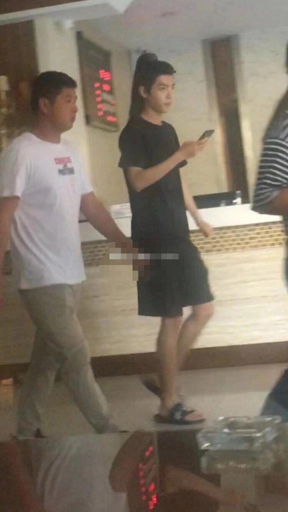 惊讶于竟然还有没见过的陈情令路透，我们哥真是好优越啊！(这短裤怎么有包臀效果