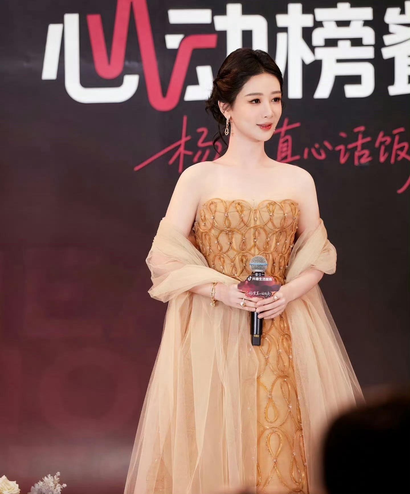 杨紫杨紫董竹君yz杨紫玉兰花开君再来玉兰吐蕊，见证传奇；杨紫登场，演绎风华。《玉
