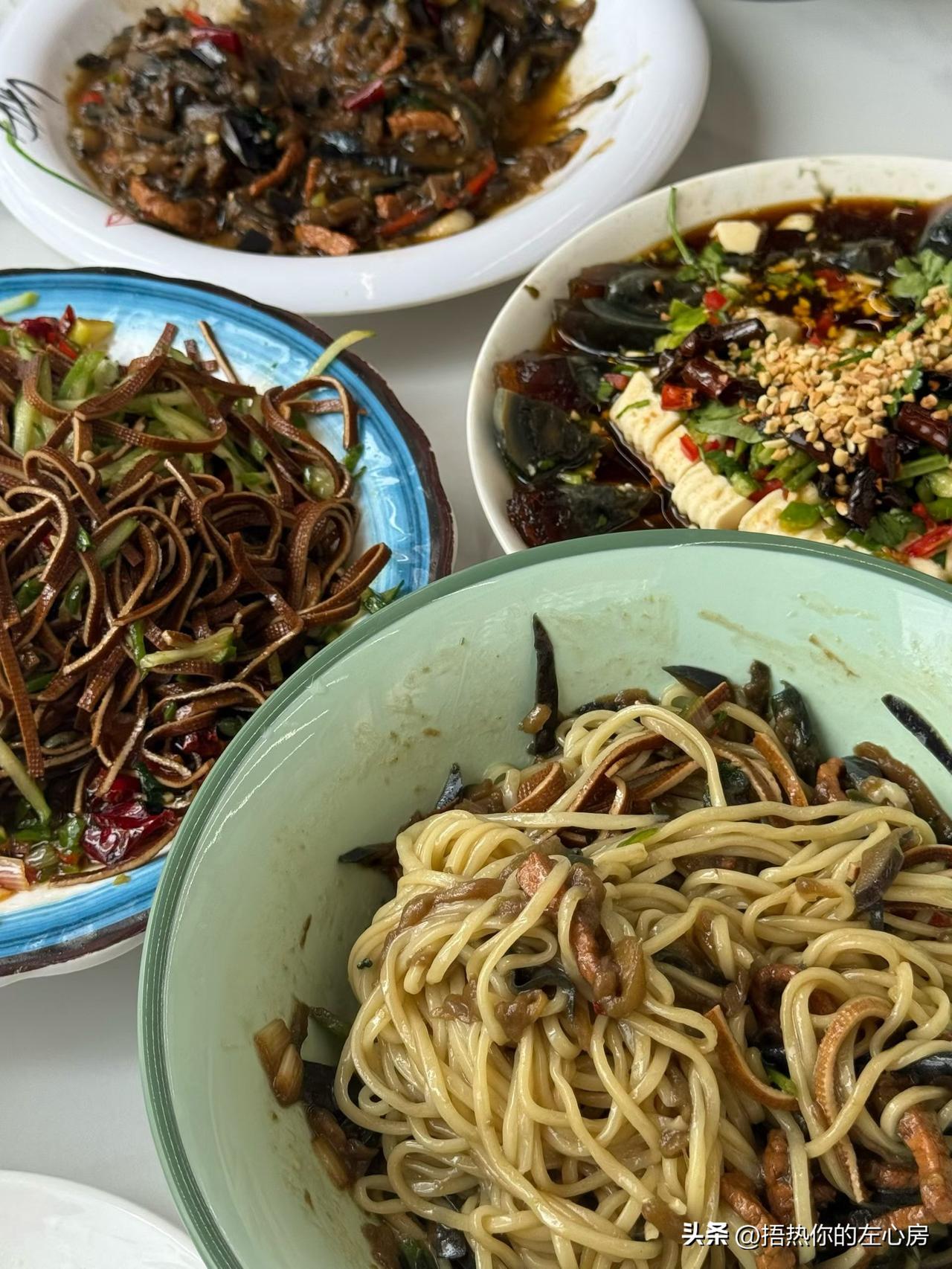 今天这顿饭，真的吃得我心满意足。

没有什么山珍海味，全是普普通通的家常小菜，却