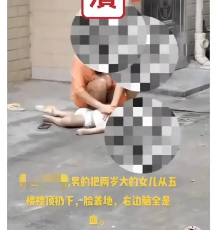 
小宝宝还穿着尿不湿，才两岁，
看着她肉嘟嘟的小胳膊小腿，肯定是个不挑食，吃嘛嘛