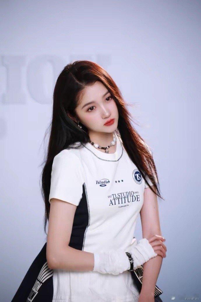 关晓彤这个人完全不经扒因为一扒你就会发现关晓彤才是真女人！一场爆料牵扯出了无数个