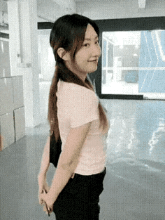 笑不活了，
进了美女温柔的套路，
他还以为自己很酷。