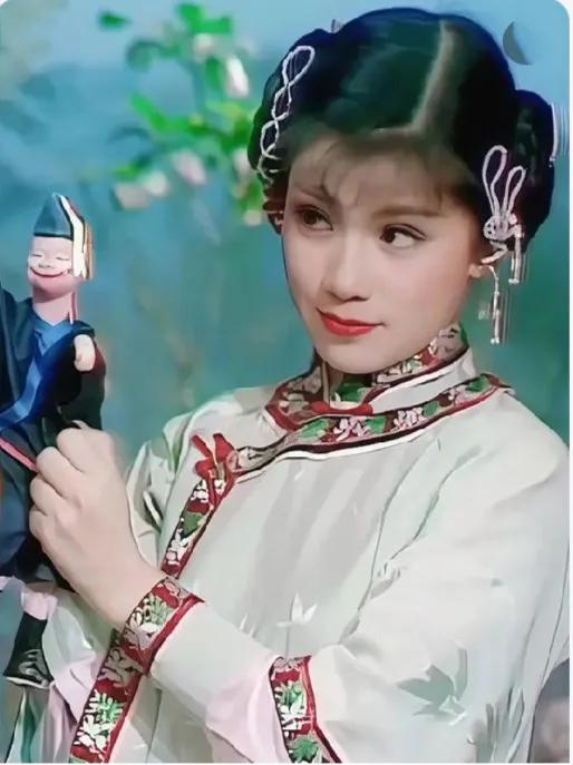 翁美玲演艺生涯的第一部古装剧《十三妹》，在这部剧中，阿翁扮相就古灵精怪，又俏皮又