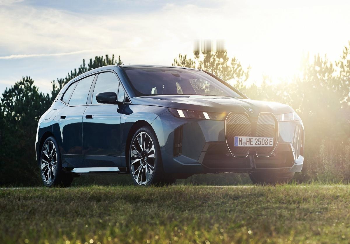 【宝马把氢燃料电池 储氢罐 平铺在地板！】
宝马集团将于未来几年推出采用全新设计