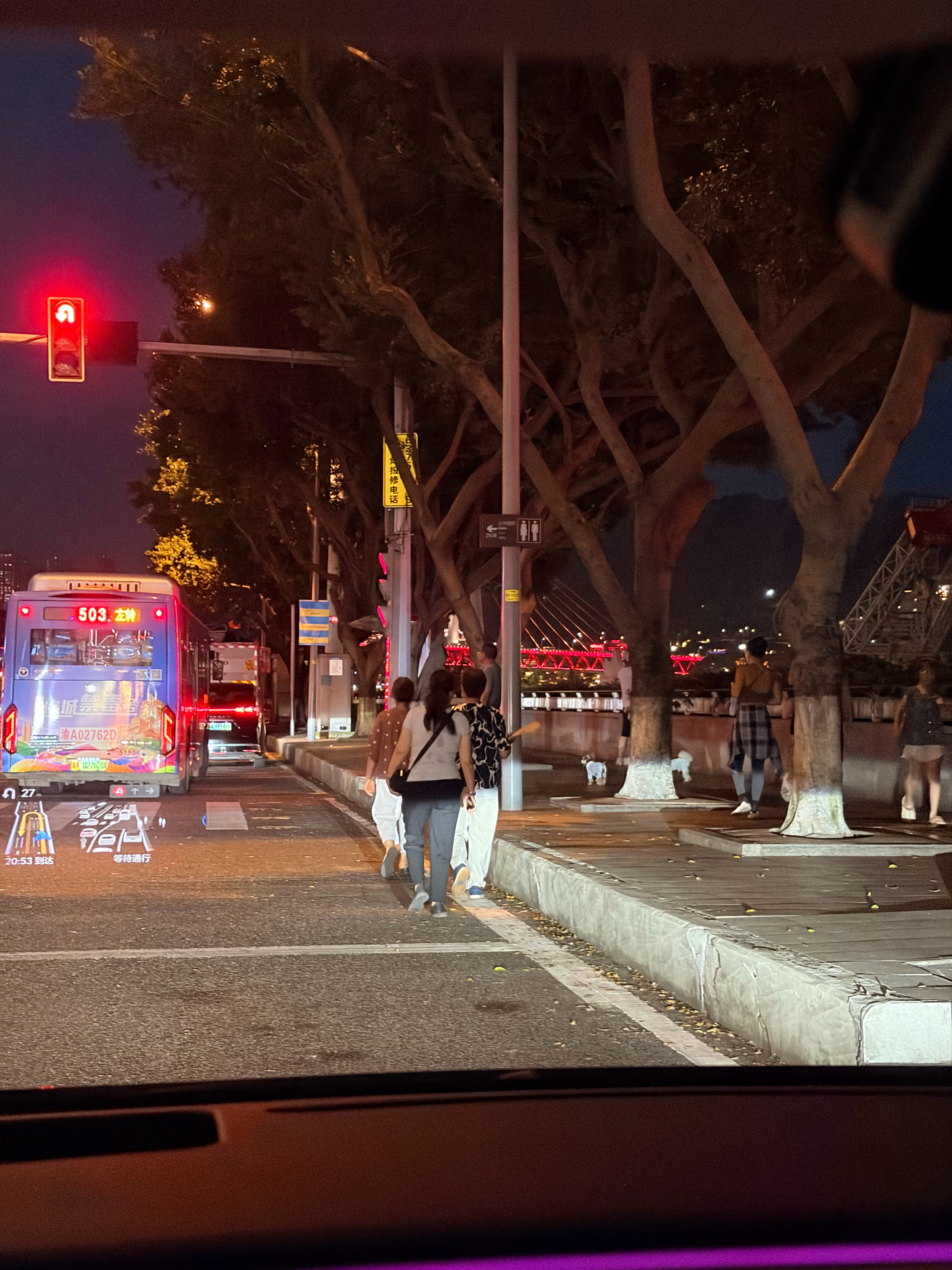 经常怀疑这种人是在路上来赌赔偿金的，旁边一米宽的人行道不走非要走马路。 