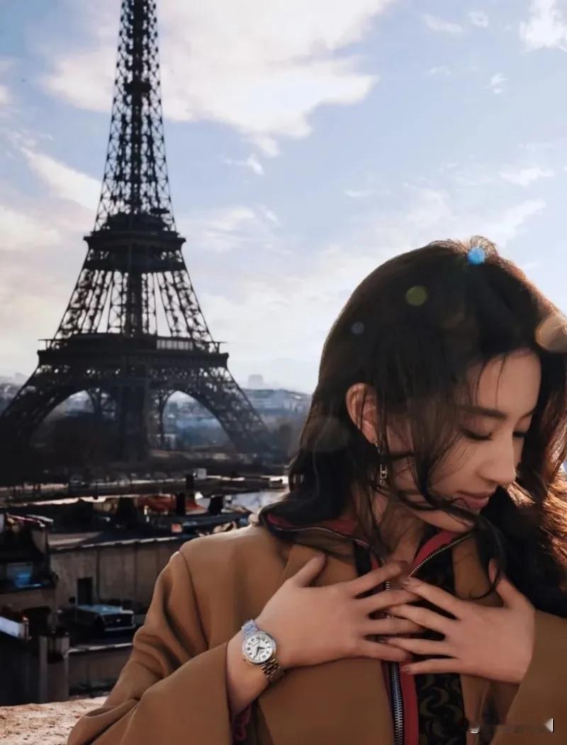 刘亦菲一组巴黎街头秋冬大片，真的好唯美浪漫。天仙真的就是风衣体质，一穿风衣就是气