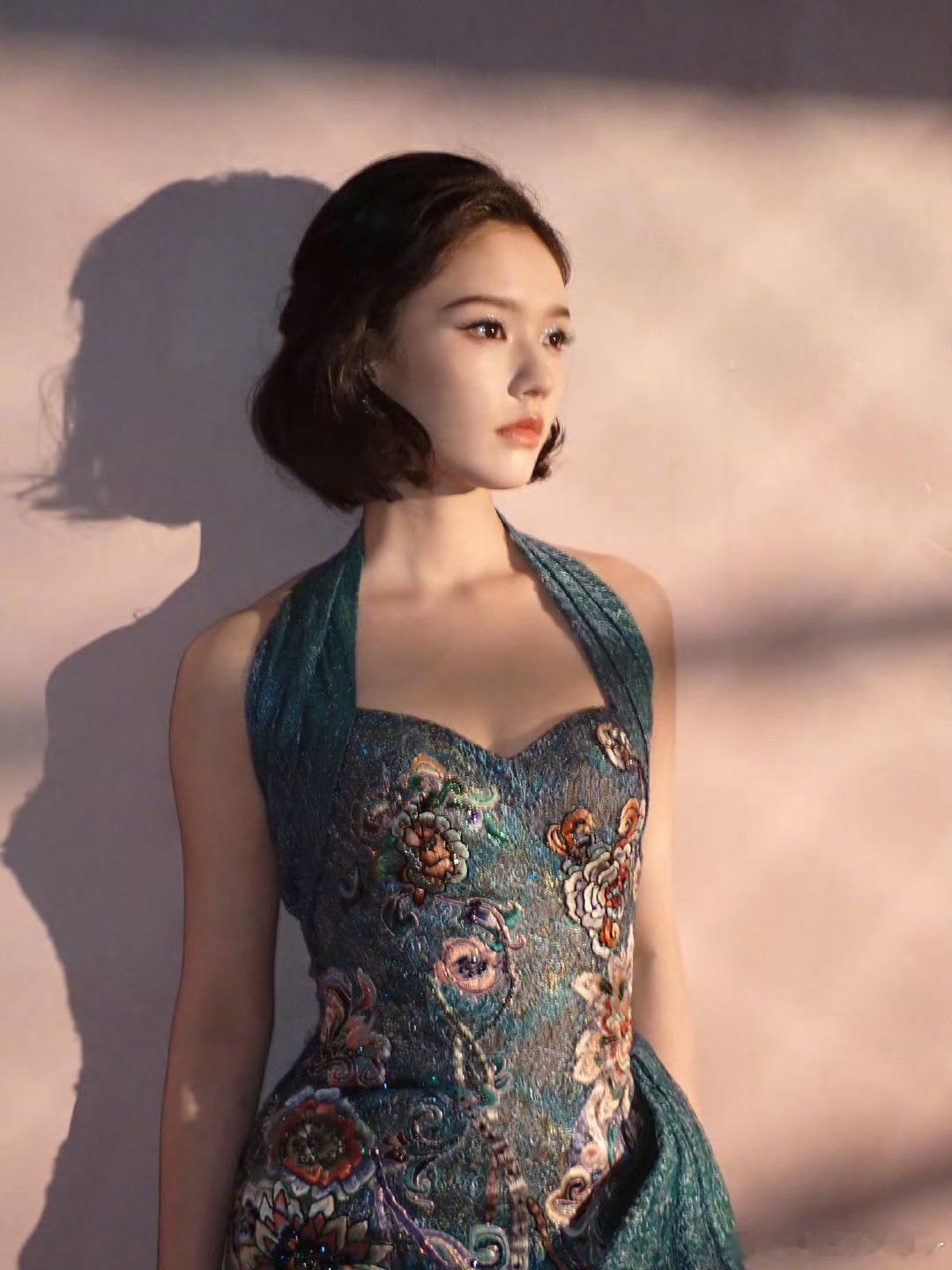 林允 就喜欢假假的自己林允这话好戳！“喜欢假假的自己”尽显率真，不迎合的自信模样