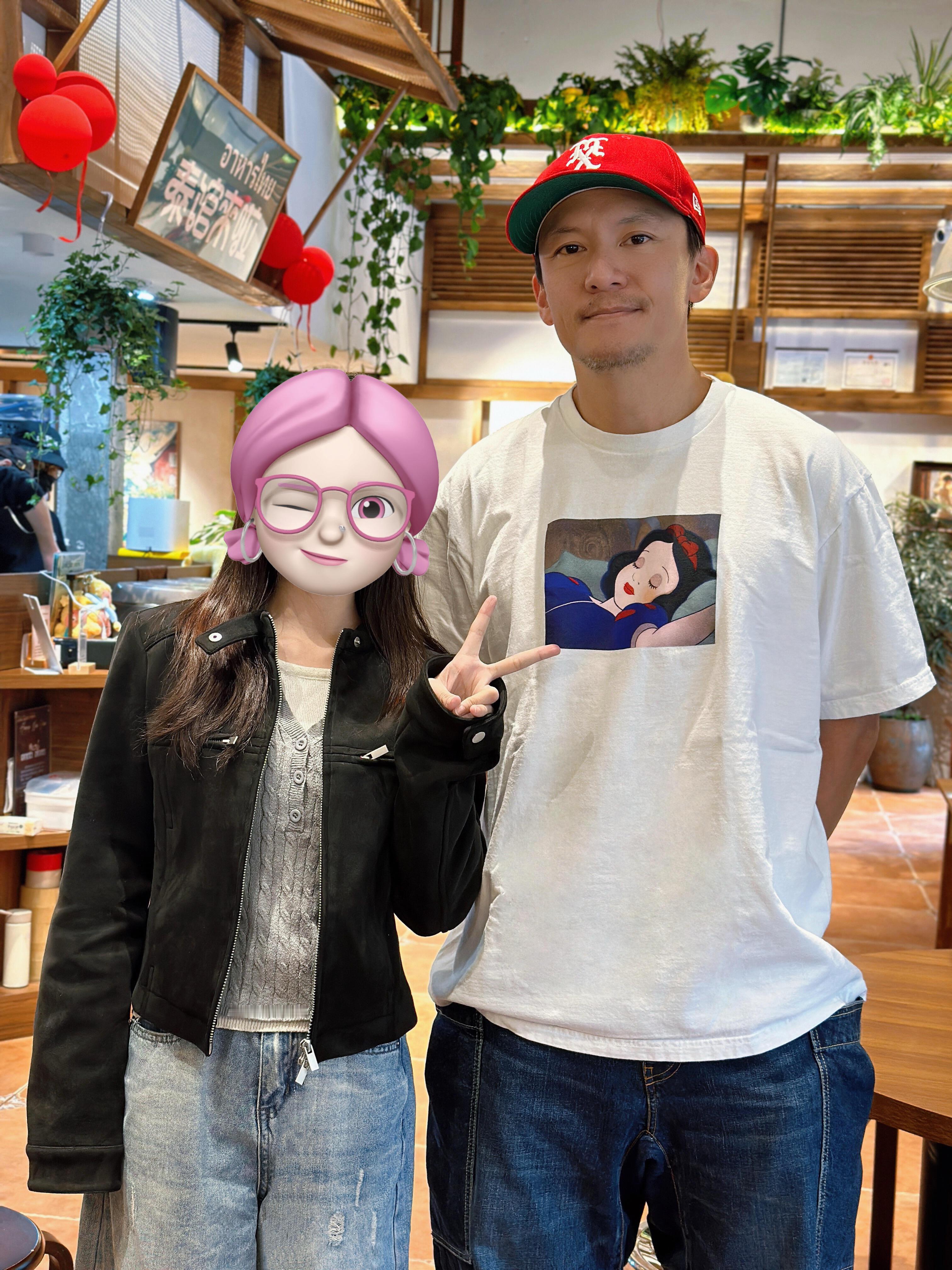 今天张震的这身穿搭，让我思考了两秒我会在50岁的时候穿一件白雪公主的印花t吗？ 