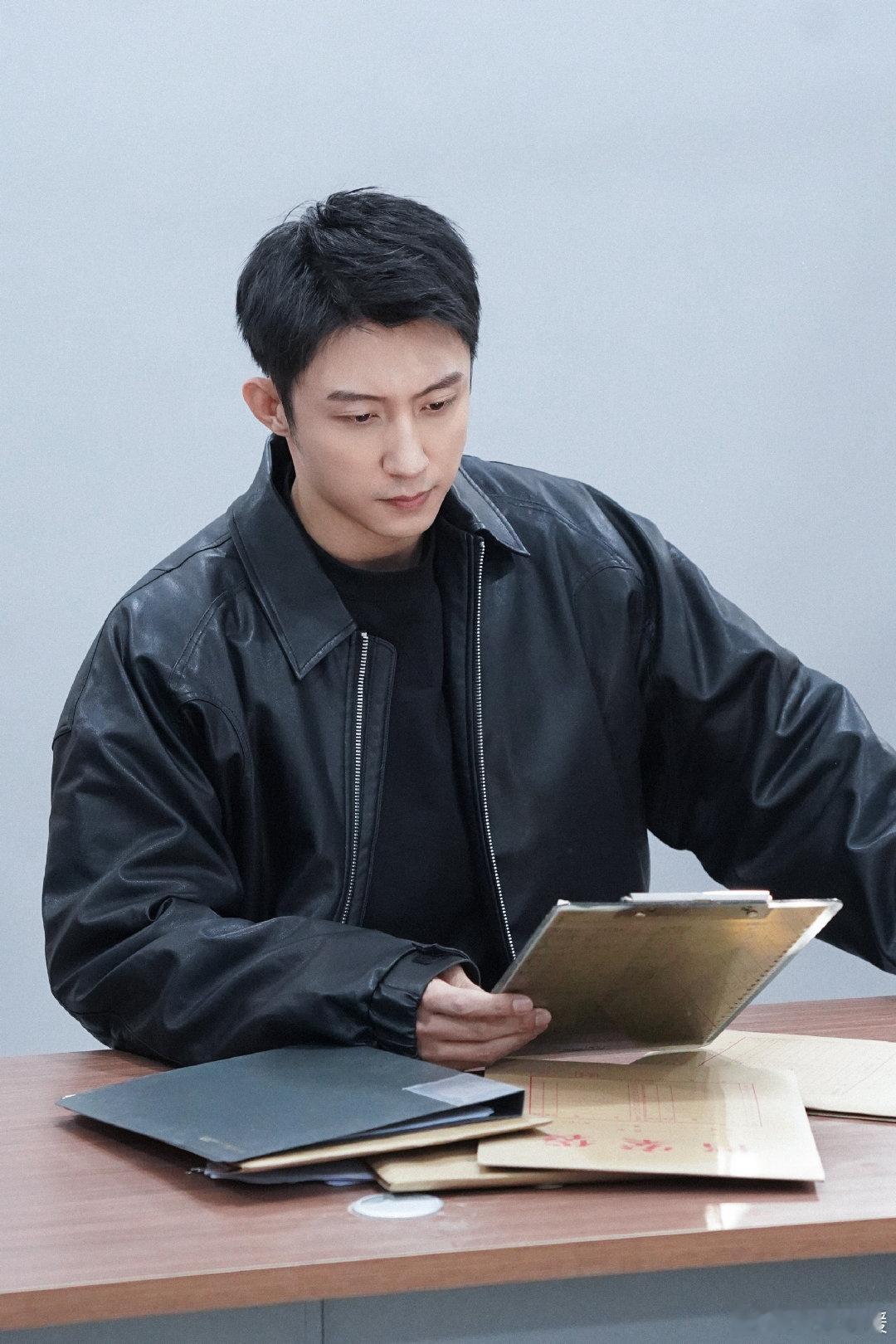 黄景瑜罚罪2的人脉是黄景瑜黄景瑜在《罚罪2》里搞物流，竟联动《赢风》的自己，这波