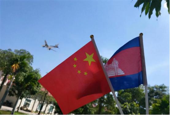 柬埔寨求锤得锤！先得罪中国，后打泰国的脸！现在好了，中国啥也不做就看着！先让泰国