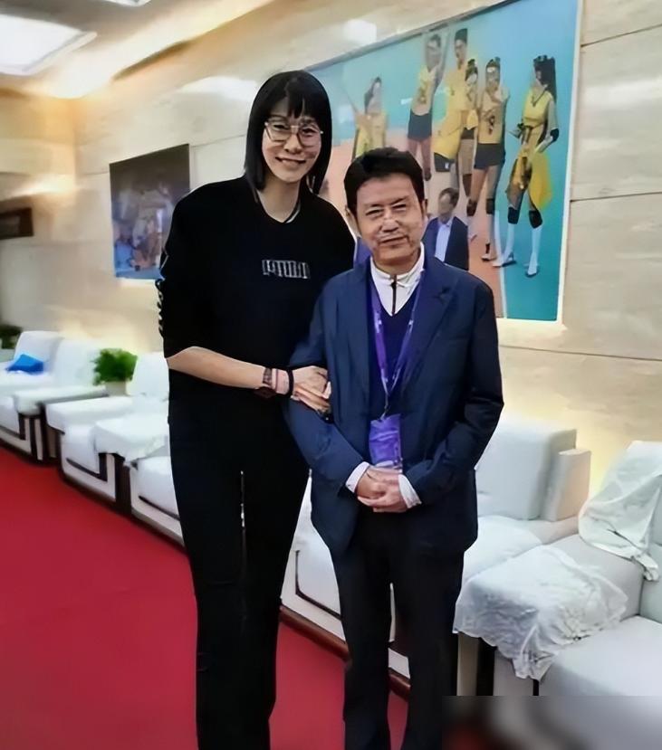有种爱，叫浪退了才看清真假。
功勋教练丧妻，与小11岁队员相恋，遭遇激烈反对。